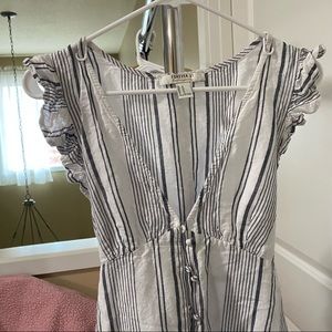 Super cute gray and white cap sleeve mini dress 🤍